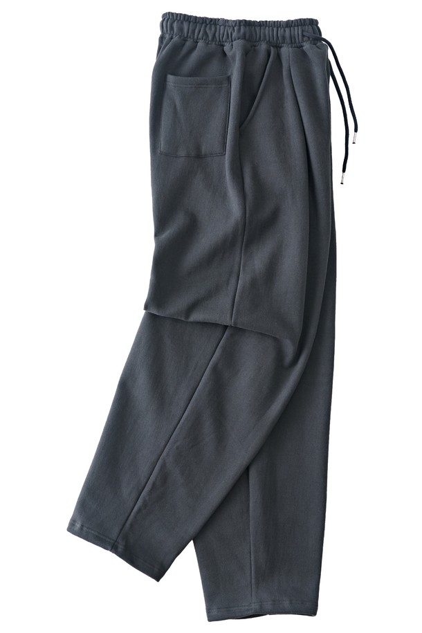 부드러운 촉감의 소프트 커브드 기모 스웨트팬츠 (차콜)입니다. 넉넉한 루즈핏과 와이드 디자인으로 편안한 착용감을 선사하며, 겨울과 가을에 따뜻하게 입을 수 있습니다. 허리 스트링과 포켓 디테일이 실용성을 더하고, 커브드 디자인으로 세련된 핏을 연출합니다. 안감은 기모 처리되어 포근하며, 캐주얼, 베이직, 미니멀 스타일을 즐기는 여성분들께 추천합니다. 집콕룩, 산책룩 등 편안한 TPO에 잘 어울립니다.
