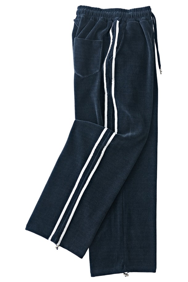 네이비 컬러의 트랙 세미 벨로아 와이드 팬츠는 여성들을 위한 캐주얼, 스포티, 스트리트 스타일의 바지입니다. 부드러운 벨루어 소재와 스판덱스 혼방으로 제작되어 편안한 착용감을 선사하며, 봄, 가을, 겨울 세 계절 모두 활용 가능합니다. 허리 스트링과 밴딩 디테일, 사이드 포켓, 핀턱 디테일, 신축성까지 갖춰 활동성을 높였습니다. 넉넉한 세미 와이드 핏으로 일상, 피트니스, 러닝, 워킹 등 다양한 TPO에 활용할 수 있습니다. 무지 디자인과 스트라이프 패턴으로 출시되어 취향에 맞게 선택 가능합니다.
