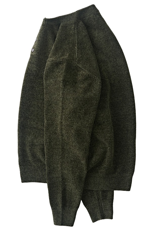 부드러운 벨로아 텍스처가 돋보이는 벨로아 리파인드 헨리넥 라운드 니트 카키입니다. 캐주얼, 베이직, 미니멀 스타일을 아우르는 디자인으로, 가을과 겨울에 활용하기 좋습니다. 헨리넥 디자인과 버튼 디테일이 포인트이며, 레귤러핏으로 편안하게 착용 가능합니다. 비스코스, 폴리에스테르, 아크릴, 스판덱스의 혼방 소재로 제작되어 부드러운 촉감을 선사합니다. 출근룩은 물론 일상에서도 멋스럽게 연출할 수 있는 긴소매 니트입니다.
