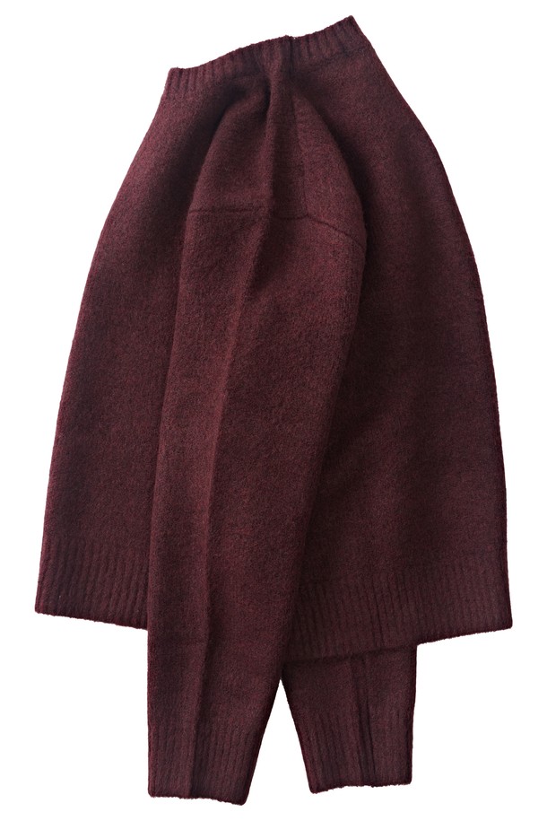 데일리 앙고라 라운드 니트 (버건디)는 가을, 겨울 시즌에 어울리는 여성 니트입니다. 미니멀, 베이직, 캐주얼 스타일을 위한 아이템으로, 부드러운 촉감과 보온성을 제공합니다. 라운드넥 디자인에 레귤러핏으로 제작되었으며, 소매는 긴 기장입니다. 아크릴, 폴리에스터, 나일론, 울, 스판덱스, 앙고라 혼방 소재로 제작되어 편안함을 선사합니다. 버건디 색상과 무지 패턴으로 다양한 룩에 매치하기 용이합니다.

