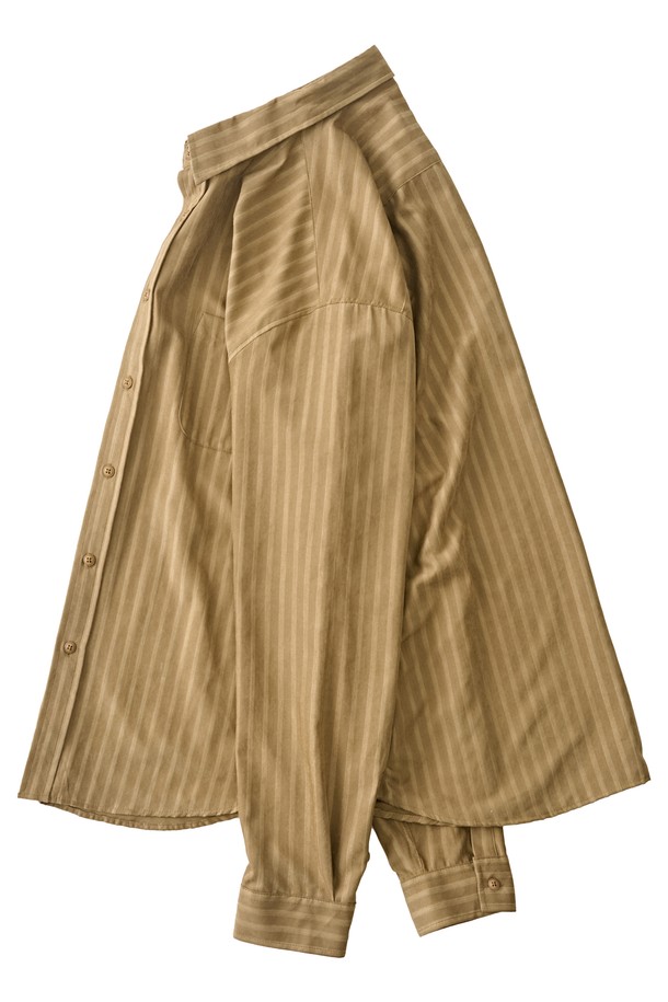 카멜 컬러의 누브크 텍스처 스트라이프 셔츠입니다. 유니섹스 디자인으로, 봄, 가을에 착용하기 좋으며, 비즈니스 캐주얼 및 일상복으로 활용 가능합니다. 부드러운 촉감의 폴리에스테르와 나일론 혼방 소재로 제작되었으며, 스탠다드핏과 카라넥 디자인으로 모던하고 베이직한 스타일을 연출합니다. 긴 소매, 포켓 디테일, 누보크 텍스처, 드레이프성이 특징이며, 클래식, 미니멀, 캐주얼 스타일을 선호하는 분들께 추천합니다.
