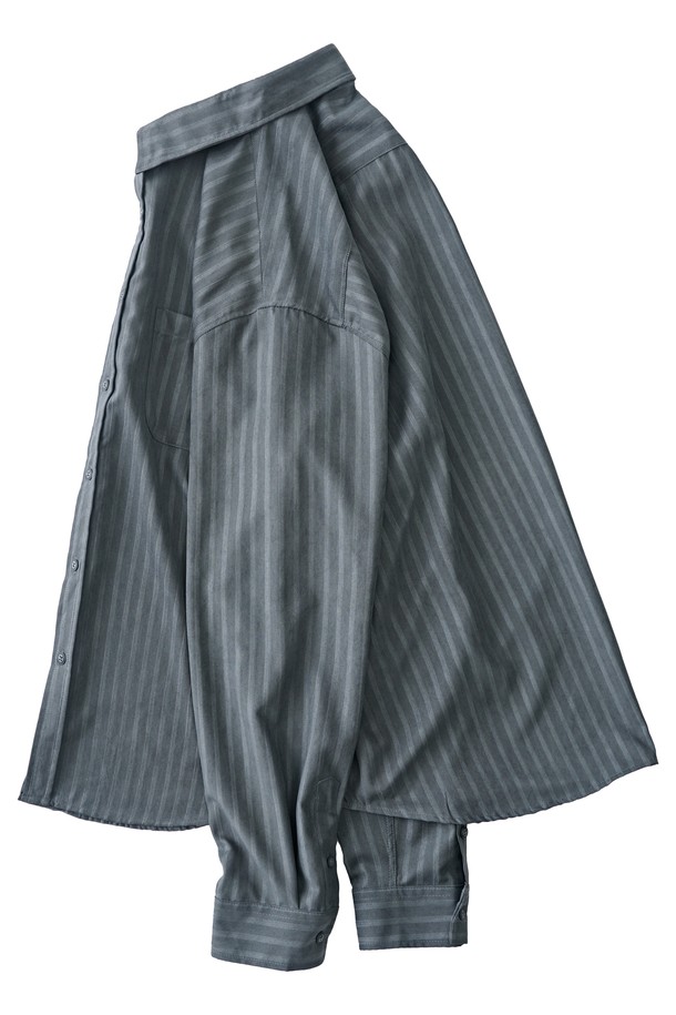 누브크 텍스처 스트라이프 셔츠 (차콜)는 남녀 공용으로 제작되어, 봄, 가을에 착용하기 좋은 긴소매 셔츠입니다. 차콜 및 그레이 컬러로 출시되었으며, 부드러운 촉감의 폴리에스테르와 나일론 혼방 소재를 사용하여 편안한 착용감을 제공합니다. 레귤러핏과 카라넥 디자인으로 클래식, 캐주얼, 미니멀 스타일을 연출하며, 일상 및 비즈니스 캐주얼, 출근룩에 적합합니다. 중간 두께감의 스트라이프 패턴으로 세련된 느낌을 더했습니다.
