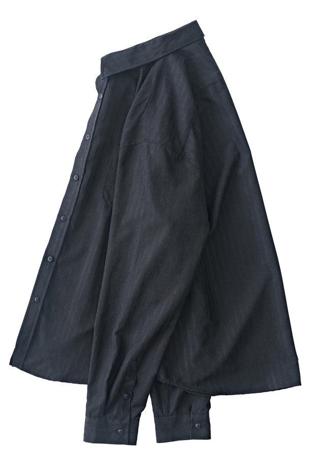 누브크 텍스처 스트라이프 셔츠 (블랙)는 남녀 모두 착용 가능한 셔츠입니다. 부드러운 촉감의 폴리에스테르와 나일론 혼방 소재로 제작되었으며, 봄, 가을에 적합합니다. 레귤러핏에 카라넥 디자인으로, 일상 및 비즈니스 캐주얼 스타일 모두 연출할 수 있습니다. 누벅 텍스처와 스트라이프 패턴이 돋보이며, 포켓 디테일과 드레이프성으로 세련된 느낌을 더했습니다. 비즈니스 캐주얼, 출근룩, 모임룩 등 다양한 TPO에 활용 가능하며, 캐주얼, 클래식, 미니멀 스타일을 즐겨 입는 분들께 추천합니다.
