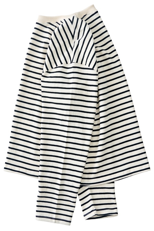 아이보리 컬러의 스트라이프 클래식 단가라 긴팔 티셔츠입니다. 부드러운 면 소재로 제작되어 편안한 착용감을 선사하며, 라운드넥과 레귤러핏으로 제작되었습니다. 봄, 가을에 어울리는 긴 소매 티셔츠로, 캐주얼, 미니멀 스타일을 즐겨 입는 여성 및 남녀 공용 고객에게 적합합니다. 출근룩, 모임룩 등 다양한 TPO에 활용할 수 있으며, 클래식한 단가라 패턴이 돋보입니다. 
