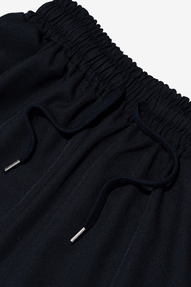 네이비 컬러의 투턱 테이핑 트레이닝 트랙팬츠는 스트리트 무드의 캐주얼한 스타일을 연출하기에 좋습니다. 폴리에스테르 소재로 제작되었으며, 사이드 테이핑과 투턱 디테일이 돋보입니다. 밴딩 처리된 허리와 와이드 루즈핏으로 편안하게 착용 가능하며, 봄, 여름 시즌에 활용하기 좋습니다.
