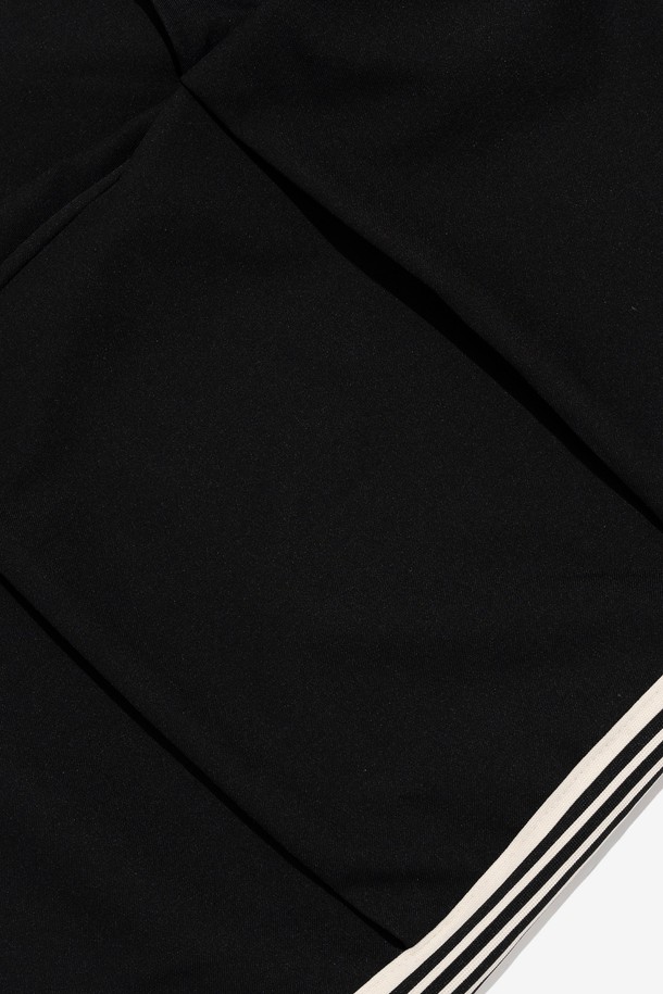 **투턱 테이핑 트레이닝 트랙팬츠 (블랙)**

일상과 스포츠 활동에 모두 적합한 남성용 트레이닝 팬츠입니다. 넉넉한 와이드핏과 긴 기장으로 편안함과 스타일을 동시에 잡았습니다. 폴리에스터 소재로 제작되어 활동성이 높고, 사이드 스트라이프 테이프와 투턱 디테일이 스포티하면서도 스트릿한 무드를 연출합니다. 밴딩 허리 디자인으로 편안한 착용감을 선사하며, 봄, 여름 시즌에 시원하게 입기 좋습니다. 동네 마실룩이나 여행룩으로 활용하기 좋은 캐주얼한 매력의 트레이닝 팬츠입니다.
