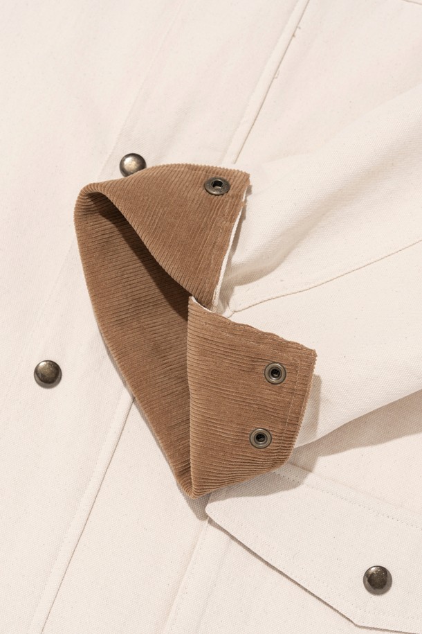 빈티지한 감성의 VINTAGE CANVAS WASHING WORK JACKET (IVORY)는 면 소재로 제작되어 편안한 착용감을 제공하며, 아이보리 색상으로 다양한 스타일에 매치하기 용이합니다. 레귤러 핏의 긴소매 워크 자켓 디자인으로, 양쪽 사이드 포켓과 트림 디테일, 히든 디테일이 더해져 심플하면서도 실용적인 멋을 냅니다. 봄, 가을 시즌에 일상복으로 활용하기 좋으며, 베이직하고 캐주얼한 스타일을 연출할 수 있습니다.
