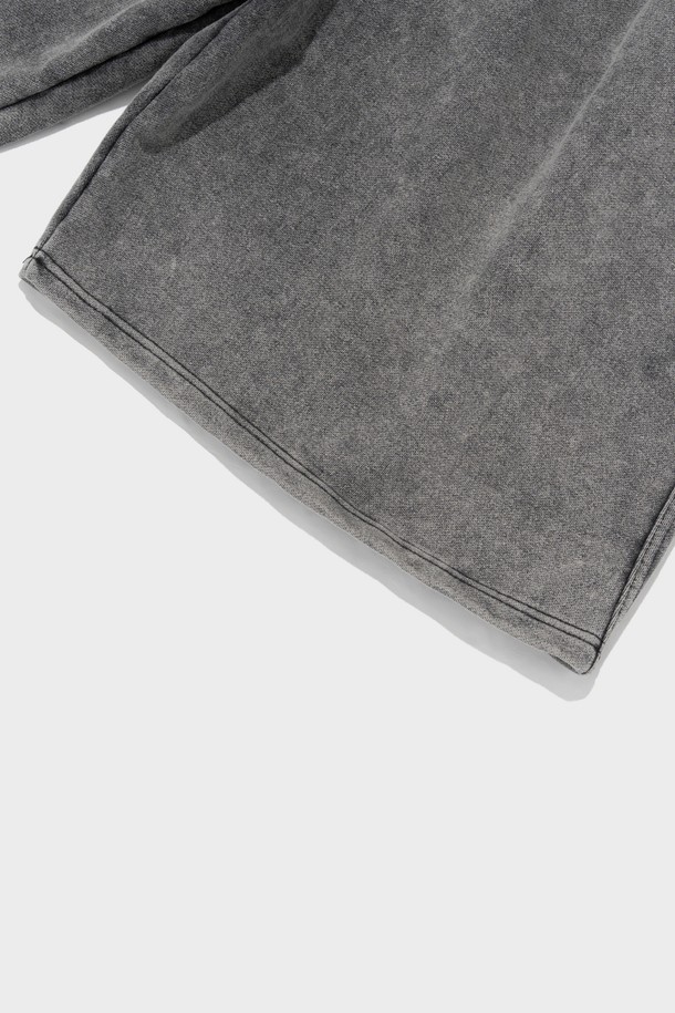 피그먼트 워싱으로 빈티지한 멋을 더한 PIG DYING BERMUDA PANTS (CHARCOAL)는 남성용 캐주얼 버뮤다팬츠입니다. 부드러운 면, 폴리에스테르 혼방 소재로 제작되었으며, 신축성 있는 허리 밴드와 릴랙스핏으로 편안한 착용감을 선사하고 뒷주머니 디테일로 포인트를 더했습니다. 차콜 블랙 색상의 무지 패턴 디자인으로 봄, 여름 시즌 일상복으로 활용하기 좋습니다.
