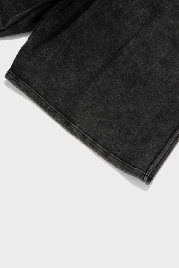 피그먼트 워싱으로 빈티지한 멋을 더한 차콜 블랙 색상의 남성용 버뮤다 팬츠입니다. 면과 폴리에스테르 혼방 소재로 제작되었으며, 신축성 있는 허리 밴드와 뒷주머니 디테일로 편안함과 실용성을 높였습니다. 루즈핏 디자인으로 캐주얼한 스타일을 연출하며, 봄, 여름철 일상복으로 적합합니다.
