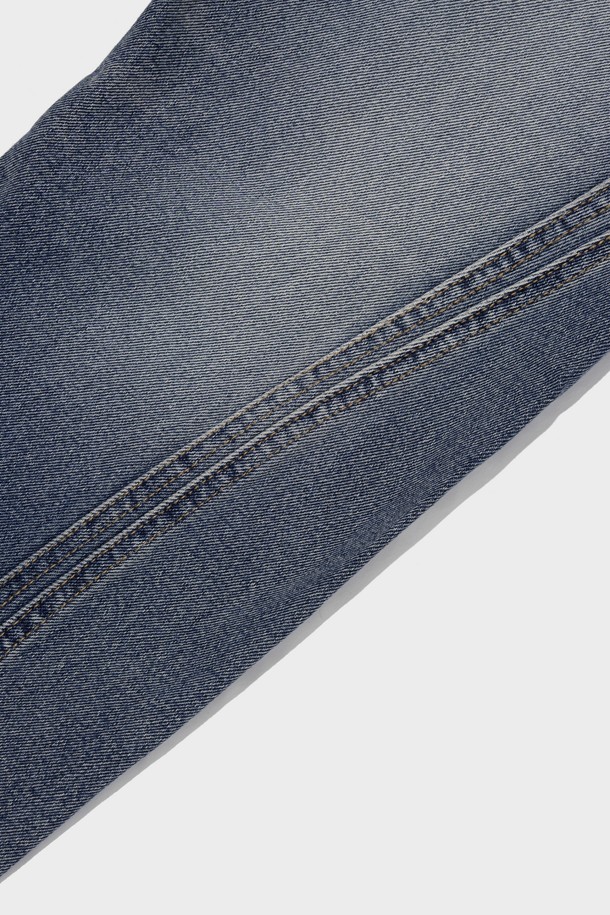 유니섹스 스타일의 CURVED FLARE DENIM PANTS (BLUE)는 사계절 착용하기 좋은 데님 팬츠입니다. 블루 블랙 색상의 이 데님 팬츠는 사이드 커브드 디테일과 밑단 플리츠, 긴 기장감이 특징이며, 허리 실루엣을 강조하는 슬림 부츠컷/플레어 핏으로 스트릿, 캐주얼 무드를 연출합니다. 데님과 면 소재로 제작되었으며, 무지 패턴의 보통 두께의 긴바지입니다.
