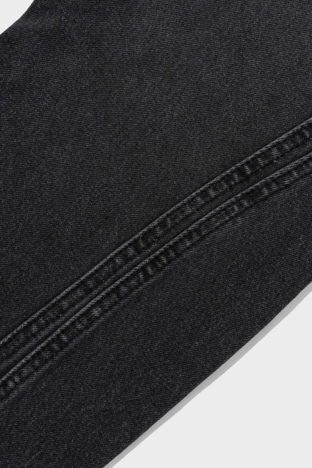 여성용 블랙 컬러의 CURVED FLARE DENIM PANTS입니다. 봄, 가을에 어울리는 데님 소재의 긴바지로, 하이웨스트 디자인과 플리츠 디테일, 곡선 사이드 컷팅이 특징입니다. 부츠컷, 플레어 핏으로 캐주얼한 스타일을 연출할 수 있습니다.
