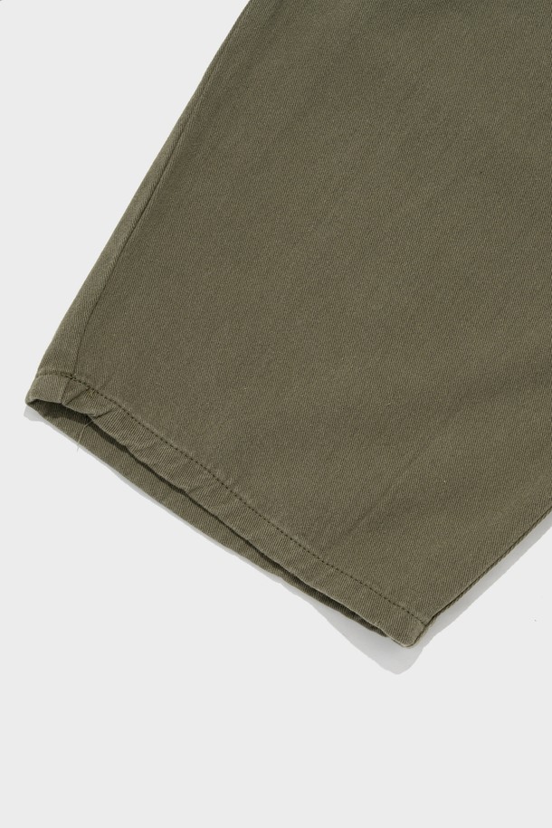 와이드 크롭 코튼 팬츠 (카키), 편안함과 스타일을 동시에 잡는 남성용 바지입니다. 베이직하고 캐주얼한 스타일로, 봄, 여름, 가을 계절에 폭넓게 활용 가능합니다. 부드러운 면 소재에 신축성이 더해져 편안한 착용감을 선사하며, 루즈핏으로 활동성을 높였습니다. 허리 밴딩 디테일로 편안함을 더했으며, 데이트룩, 카페룩 등 다양한 TPO에 매치하기 좋습니다. 미니멀, 캐주얼, 클래식 스타일을 즐기는 분들께 추천합니다.
