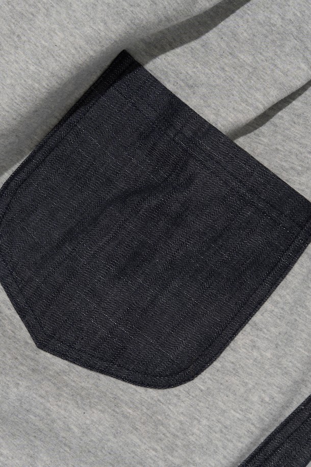 배색 원단 포인트 디자인이 돋보이는 진청 컬러의 배색 와이드 팬츠입니다. 면 데님 소재로 제작되었으며, 봄, 여름에 어울리는 캐주얼 스타일의 공용 긴바지입니다. 벌룬 실루엣의 와이드핏으로 편안하게 착용할 수 있습니다.
