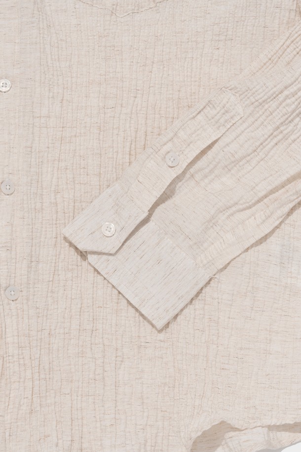 여름 시즌에 착용하기 좋은 아이보리 컬러의 썸머 링클 셔츠입니다. 레이온, 폴리에스테르, 린넨 혼방 소재로 제작되었으며, 주름 패턴과 세미오버핏으로 캐주얼하면서도 베이직한 스타일을 연출합니다. 얇은 두께감과 긴소매 디자인으로 일상에서 편안하게 입을 수 있는 공용 셔츠입니다.
