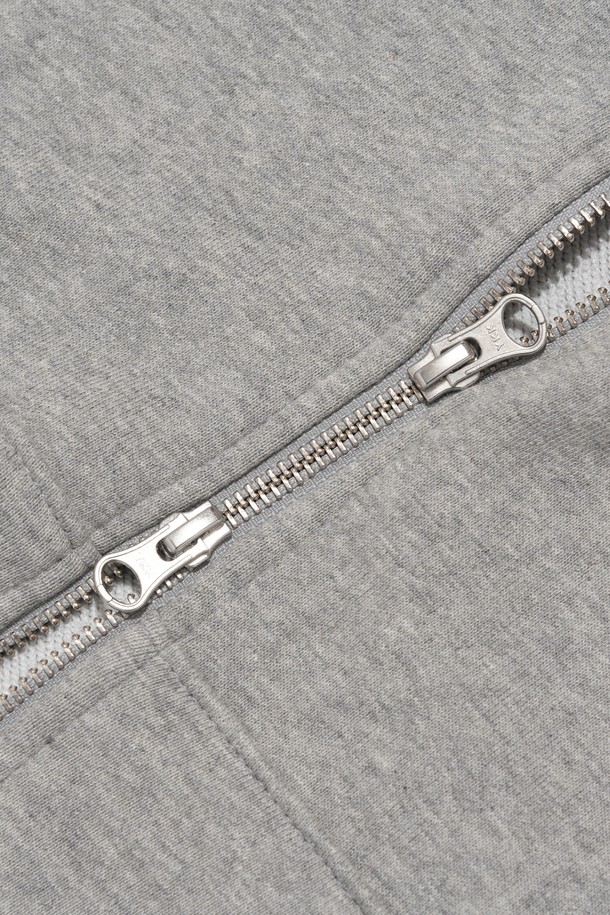 "2-Way 스웨트 후드집업 (그레이)"는 봄, 가을에 활용하기 좋은 공용 후드집업입니다. 부드러운 촉감의 면, 폴리에스테르 혼방 소재로 제작되었으며, 넉넉한 루즈핏과 드롭숄더 디자인으로 편안한 착용감을 제공합니다. 캐주얼하고 미니멀한 스타일을 연출하기 좋으며, 무지 디자인으로 다양한 룩에 활용하기 용이합니다. 일상생활과 산책 등 가벼운 활동에 적합한 아이템입니다.
