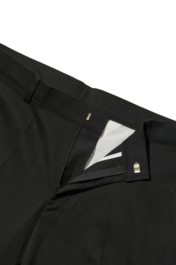 세미 와이드 슬랙스 (블랙)는 미니멀하고 베이직한 스타일을 추구하는 남성을 위한 사계절용 슬랙스입니다. 부드러운 촉감의 폴리에스테르와 스판덱스 혼방 소재로 제작되어 편안한 릴랙스핏을 제공하며, 깔끔한 실루엣을 연출합니다. 출근룩, 오피스룩, 비즈니스 캐주얼 등 다양한 TPO에 적합하며, 주름이 적어 관리가 용이합니다. 무지 디자인의 긴 기장 바지로, 미니멀, 클래식, 시크 스타일을 선호하는 분들께 추천합니다.
