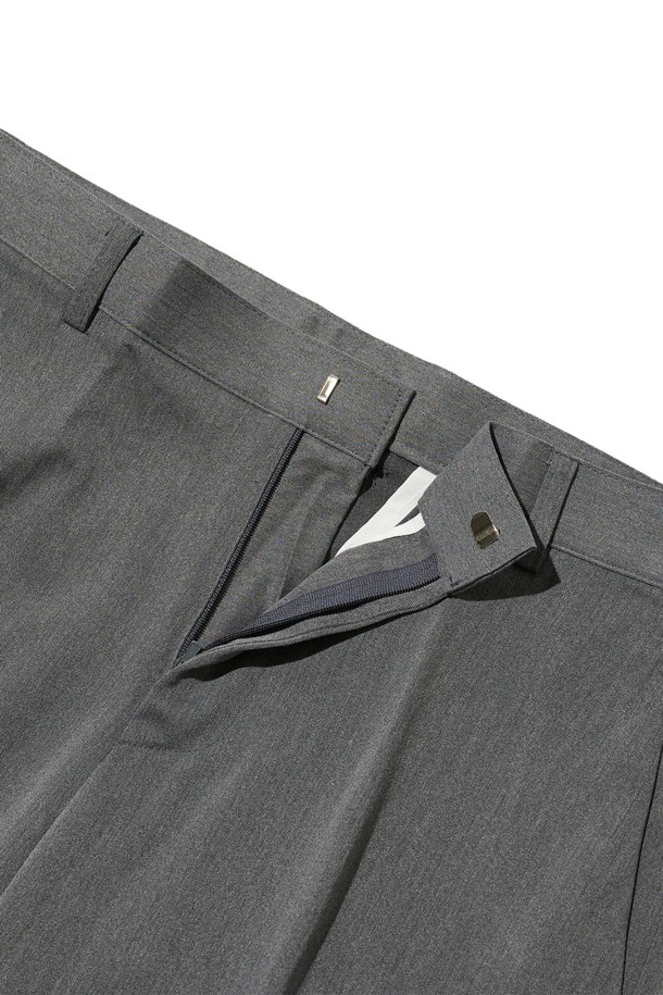 세미 와이드 슬랙스 (차콜)는 일상, 캐주얼, 세미포멀 등 다양한 상황에 활용하기 좋은 남성용 슬랙스입니다. 사계절 착용 가능한 긴 기장의 차콜 컬러 슬랙스로, 클래식하고 베이직한 스타일을 연출합니다. 폴리에스테르와 스판덱스 혼방 소재로 제작되어 주름 방지 및 관리가 용이하며, 깔끔한 실루엣을 제공합니다. 세미 와이드 핏으로 편안함과 스타일리시함을 동시에 잡았으며, 오피스룩, 비즈니스 캐주얼, 출근룩에 적합합니다. 미니멀하고 캐주얼한 스타일을 선호하시는 분들에게 추천합니다.
