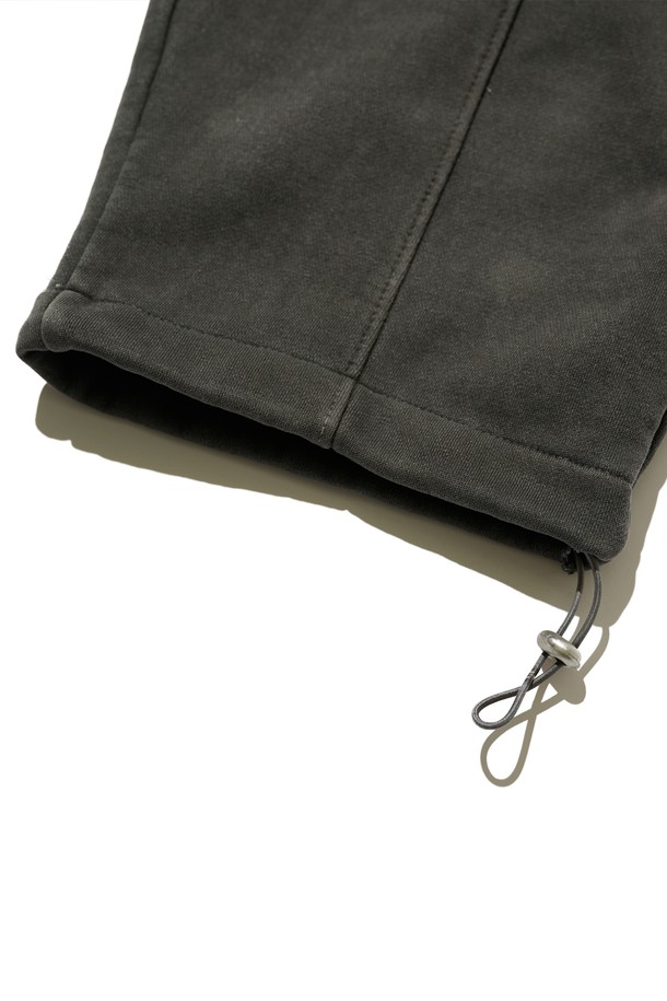 피그 커브드 트레이닝 팬츠는 남성을 위한 차콜 색상의 긴 바지입니다. 면과 폴리에스테르 혼방 소재로 제작되었으며, 스포티하고 캐주얼한 무드를 연출합니다. 커브드 패턴 디자인과 밑단 스트랩 디테일이 돋보이며, 신축성 있는 허리 밴드와 루즈핏으로 편안한 착용감을 제공합니다.
