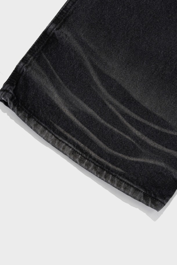 남성용 WASHING WIDE DENIM PANTS (BLACK)은 사계절 활용하기 좋은 블랙 컬러의 와이드핏 데님 팬츠입니다. 워싱, 컷팅, 브러시 워싱 디테일이 돋보이며 드레이프 효과를 주어 캐주얼한 무드를 연출합니다. 데님 소재로 제작되었으며, 긴 기장의 와이드 실루엣이 특징입니다.
