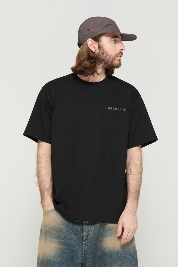 CARGOBROS - 반팔티셔츠 - ESSENTIAL LOGO OVER SHORT SLEEVE T-SHIRT (BLACK)
