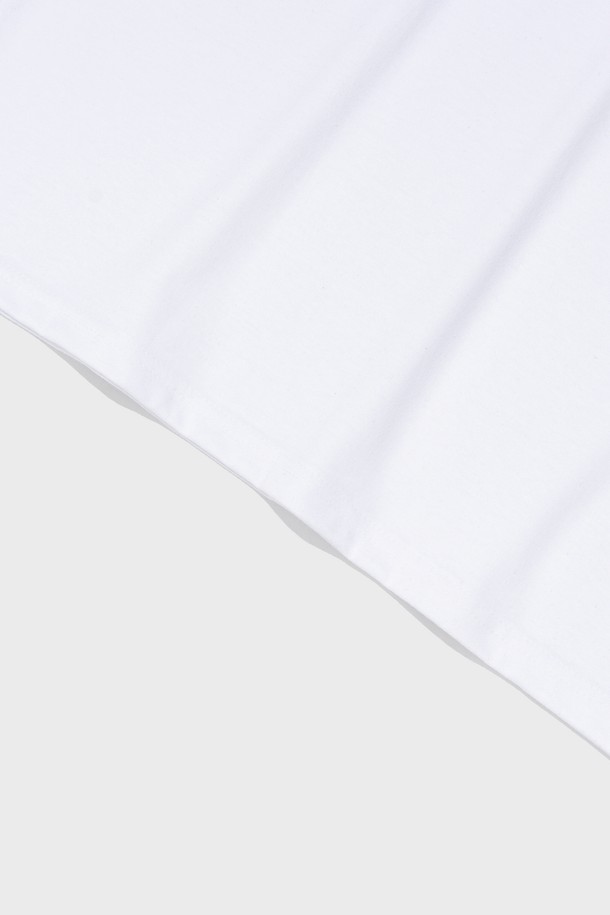 브랜드 메시지가 담긴 레터링 디자인이 돋보이는 아카이브 레터링 반팔 티셔츠입니다. 면 35%와 폴리에스터 65% 혼방 소재를 사용하여 부드러운 촉감을 자랑하며, 이중 가공 처리로 변형이 적고 내구성이 뛰어납니다. 화이트 색상의 세미오버핏 디자인으로, 봄, 여름철 일상에서 캐주얼하고 베이직한 스타일을 연출하기에 좋습니다.
