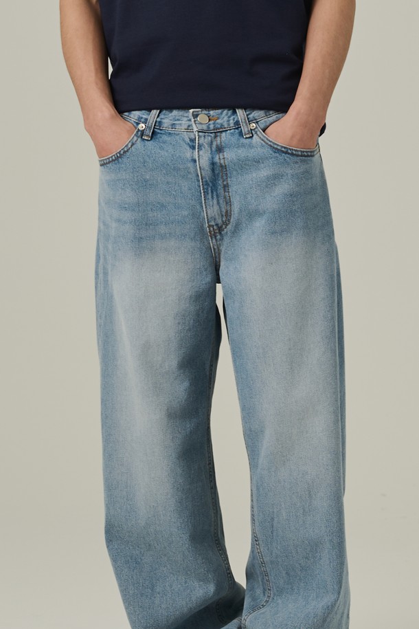 베이직한 디자인으로 다양한 캐주얼 스타일링에 용이한 남성용 연청 데님 팬츠입니다. 봄, 여름, 가을에 입기 좋은 두께감의 면 데님 소재로 제작되었으며, 워싱 가공을 거쳐 자연스러운 멋을 더했습니다. 세미 와이드 핏으로 편안하게 착용할 수 있습니다.
