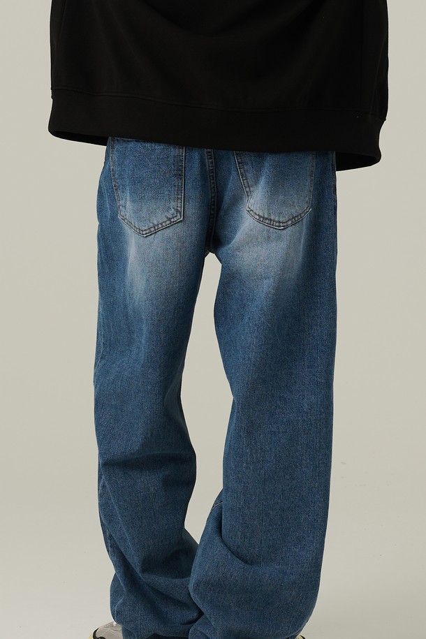 베이직 워싱 세미 와이드 데님팬츠는 남성용으로, 봄, 여름, 가을에 입기 좋은 중청 컬러의 데님 팬츠입니다. 세미 와이드핏으로 편안하게 착용 가능하며, 워싱 가공을 통해 자연스러운 멋을 더했습니다. 베이직하고 캐주얼한 스타일로 일상에서 활용하기 좋습니다.
