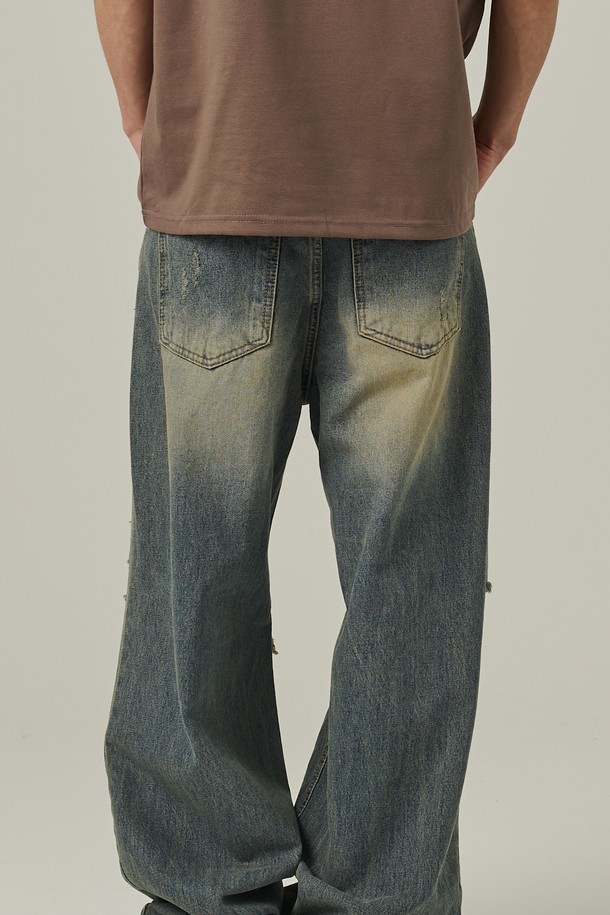 빈티지 디스트로이드 데님팬츠는 중청 컬러에 디스트로이드 디테일이 돋보이는 남성용 데님 팬츠입니다. 스트리트 무드를 연출하기 좋으며, 자연스러운 밑단 주름과 앞면 디스트로이드 디테일이 특징입니다. 세미와이드, 스트레이트 핏의 루즈핏 디자인으로 봄, 여름, 가을 일상복으로 적합합니다.
