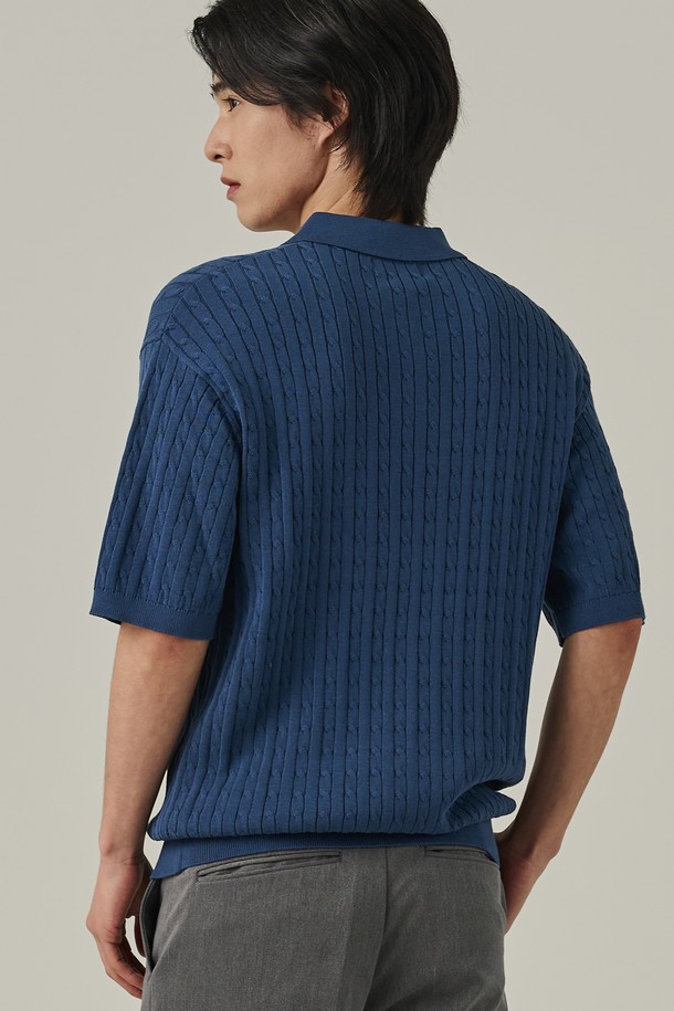 케이블 패턴이 돋보이는 딥블루 색상의 남성용 반팔 니트입니다. 면, 레이온, 스판덱스 혼방 소재로 부드러운 촉감과 통기성이 뛰어나 여름철 일상복으로 적합합니다. 슬림핏에 하프 집업 카라 디자인으로 캐주얼하면서도 트렌디한 스타일을 연출할 수 있습니다.
