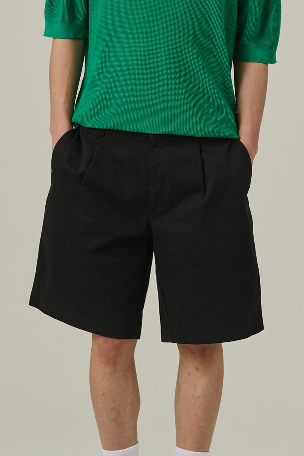 남성용 코튼 핀턱 반바지는 여름철 일상에서 편안하게 입을 수 있는 블랙 색상의 세미 와이드 루즈핏 제품입니다. 면 소재로 제작되었으며, 무지 패턴의 치노 스타일 디자인이 특징입니다. 핀턱 디테일과 앞주머니 디자인이 더해져 캐주얼하면서도 베이직한 스타일을 연출할 수 있습니다.
