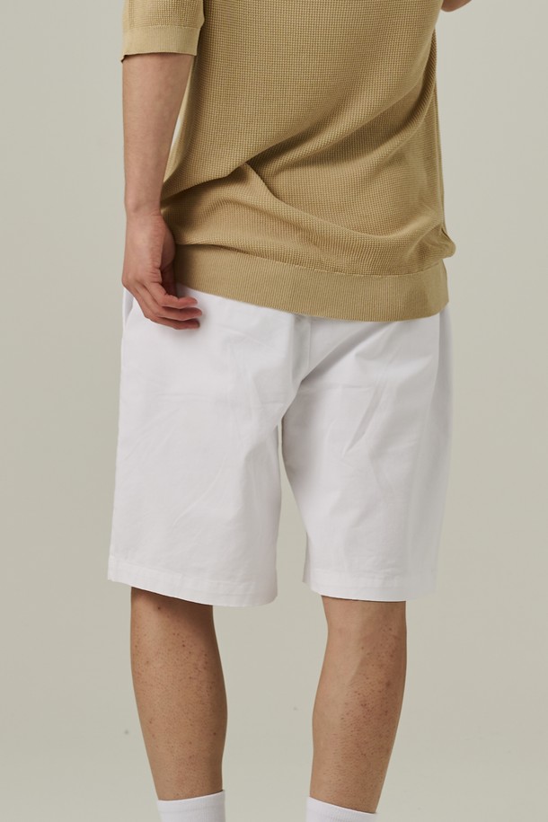 데일리로 활용하기 좋은 남성용 코튼 핀턱 반바지입니다. 부드러운 면 소재로 제작되었으며, 세미 와이드핏과 무지 화이트 컬러가 특징입니다. 핀턱 디테일과 앞주머니 디자인이 돋보이는 치노 스타일의 반바지로, 여름철 캐주얼하고 베이직한 스타일을 연출할 수 있습니다.
