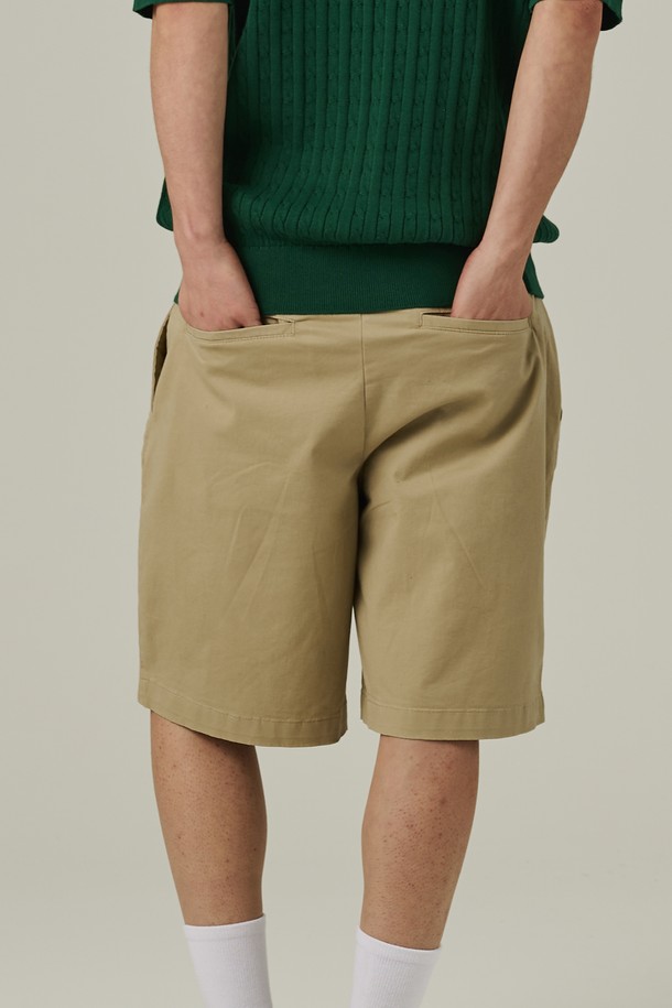 여름에 어울리는 남성용 베이지 색상 코튼 핀턱 반바지입니다. 얇은 면 소재로 제작되었으며, 앞면 핀턱 디테일과 세미 와이드 핏의 치노 스타일 디자인이 특징입니다. 베이직하고 캐주얼한 무드를 연출하며 일상복으로 착용하기 좋습니다.
