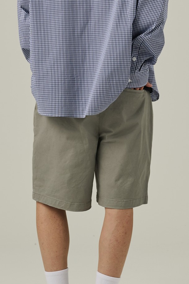 여름에 어울리는 카키 색상의 남성용 코튼 핀턱 반바지입니다. 얇은 면 소재로 제작되었으며, 세미 와이드 루즈핏으로 편안하게 착용 가능하고, 핀턱 디테일과 앞주머니 디자인이 특징입니다. 베이직하고 캐주얼한 스타일로 일상에서 활용하기 좋은 무지 패턴의 치노 스타일 반바지입니다.
