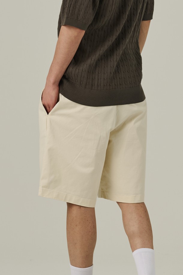 남성용 아이보리 색상의 코튼 핀턱 반바지입니다. 베이직하고 캐주얼한 무드를 연출하며, 핀턱 디테일과 앞주머니, 치노 스타일이 돋보입니다. 면 소재로 제작되었고, 세미와이드 루즈핏으로 편안하게 착용할 수 있는 여름 시즌 반바지입니다.
