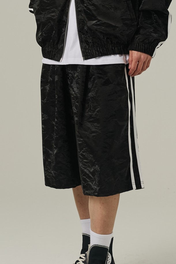 트렌디한 스트릿 무드의 남성용 트랙 버뮤다 팬츠입니다. 블랙 색상에 트럭 스타일 패턴이 돋보이며, 봄, 여름철 일상 및 트레이닝에 적합합니다. 관리가 용이한 폴리에스터 소재로 제작되었고 스트릿핏으로 편안하게 착용할 수 있습니다.
