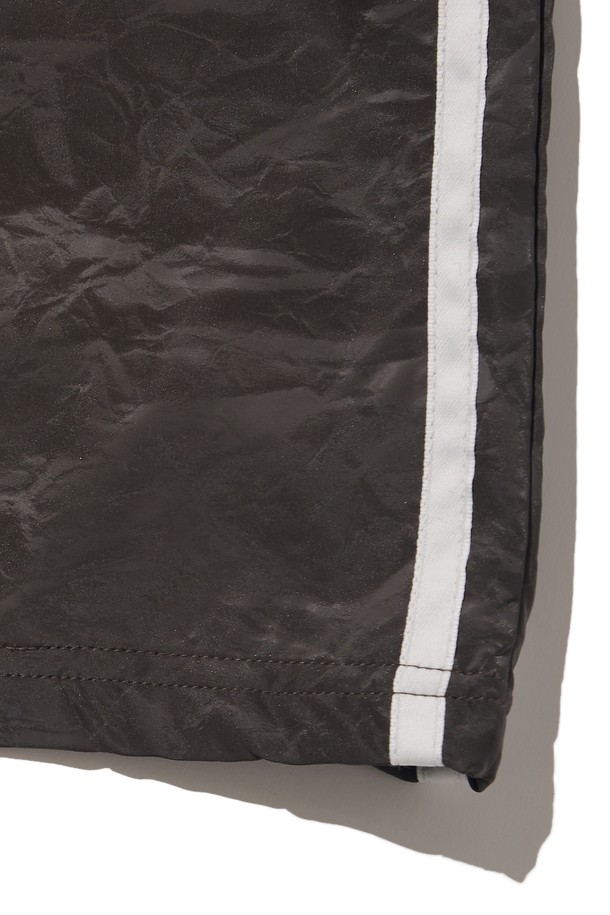 차콜 색상의 트랙 버뮤다 팬츠는 폴리에스테르 소재로 제작되어 봄, 여름철 일상 및 트레이닝에 적합합니다. 스트릿, 스포티, 캐주얼 무드를 연출하며 트럭 스타일 패턴이 돋보이는 루즈핏 디자인입니다. 엘라스틱 밴드와 얇은 두께로 편안한 착용감을 제공하며 데일리 코디에 용이합니다.
