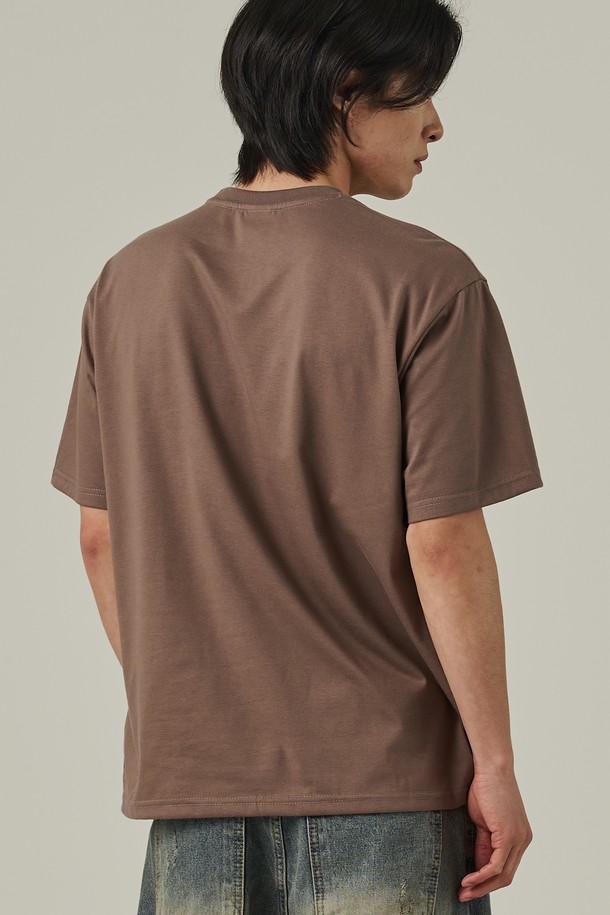 부드러운 촉감의 20수 원단으로 제작된 베이직 로고 반팔티 (모카)입니다. 텀블 가공 처리로 세탁 후 변형을 최소화했으며, 브랜드 로고 디자인이 돋보입니다. 남성용 레귤러 핏으로, 봄, 여름철 일상에서 다양한 스타일링이 가능합니다.
