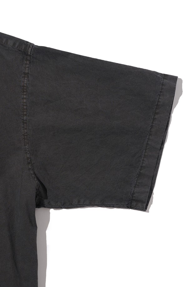 CB PIGMENT SHORT SLEEVE SHIRT (CHARCOAL)은 차콜 색상의 공용 셔츠입니다. 면 소재로 제작되었으며, 피그먼트 워싱 가공을 거쳐 캐주얼하고 스트릿한 무드를 연출합니다. 반소매 기장의 무지 패턴 셔츠로 봄, 여름철 일상복으로 적합합니다.
