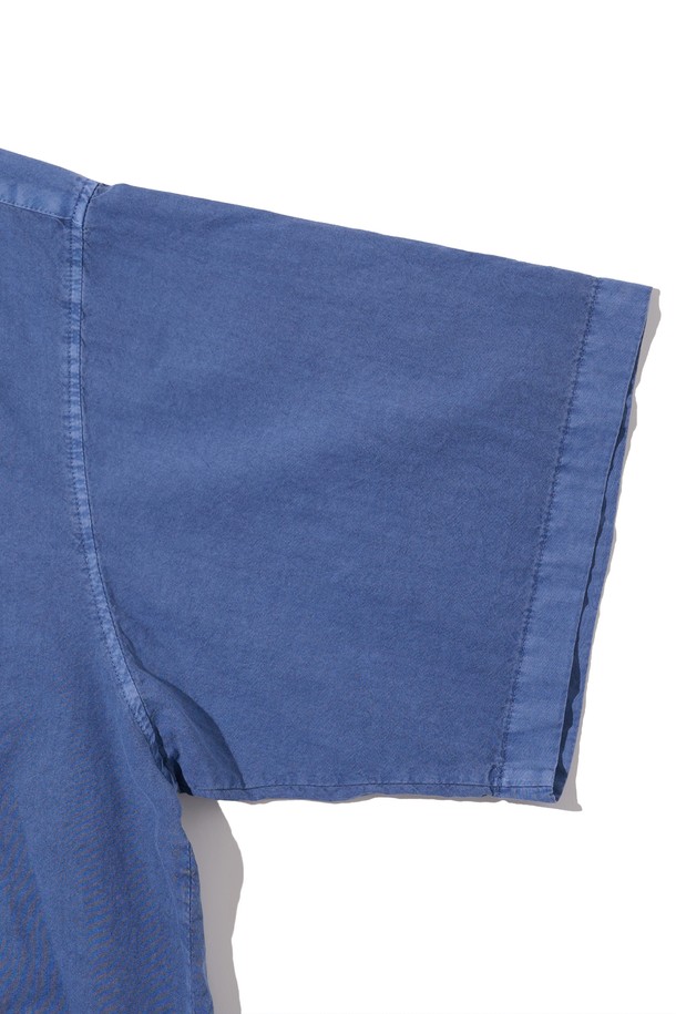 CB PIGMENT SHORT SLEEVE SHIRT (NAVY)는 남녀 공용으로 착용 가능한 네이비 색상의 피그먼트 반팔 셔츠입니다. 면 소재로 제작되었으며, 피그먼트 워싱 가공을 통해 부드러운 촉감과 자연스러운 색감을 더했습니다. 데일리, 캐주얼, 스트릿 스타일 연출에 용이하며 봄, 여름 시즌에 적합하고 다양한 색상으로 구성되어 있습니다.
