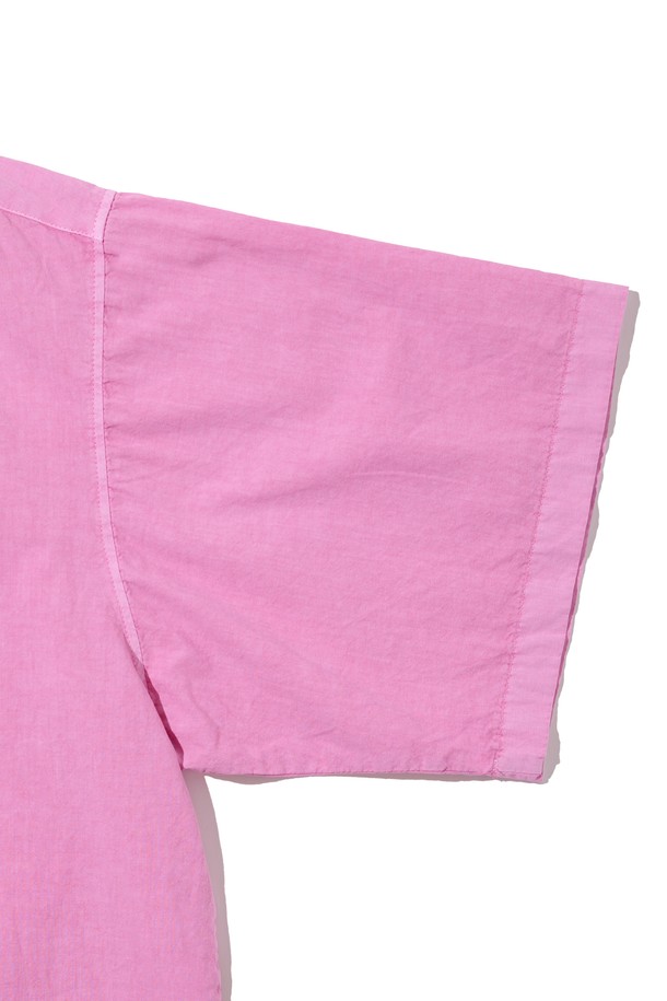 CB PIGMENT SHORT SLEEVE SHIRT (PINK)는 남녀 모두 착용 가능한 핑크 색상의 반소매 셔츠입니다. 면 소재로 제작되었으며, 피그먼트 워싱 가공을 통해 유니크한 컬러감을 자랑합니다. 오버핏의 캐주얼하고 스트릿 스타일로, 봄, 여름철 일상복으로 활용하기 좋습니다.
