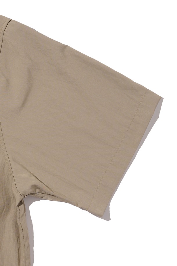 COOL WASHING SHORT SLEEVE SHIRT (BEIGE)는 여름철 일상에서 편안하게 입을 수 있는 공용 셔츠입니다. 레이온, 나일론, 폴리에스테르 혼방의 얇고 부드러운 소재로 제작되어 통기성이 뛰어나며, 베이직한 무지 패턴과 오버핏 디자인으로 캐주얼한 스타일을 연출합니다. 관리가 용이하며 베이지, 화이트, 블루, 블랙 색상으로 제공됩니다.
