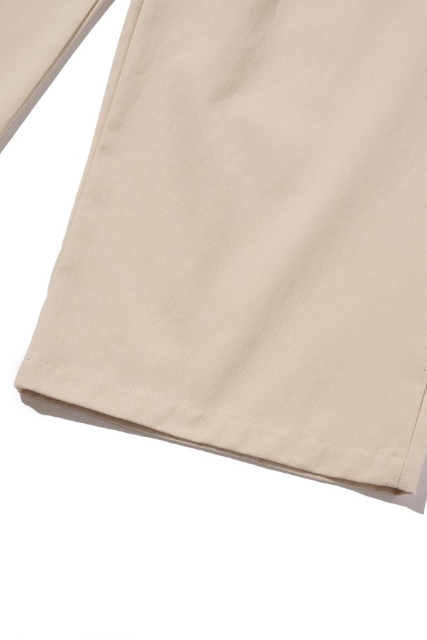 부드러운 면 소재로 제작된 아이보리 컬러의 밴딩 와이드 팬츠입니다. 베이직하고 캐주얼한 스타일로, 사계절 내내 편안하게 착용 가능한 루즈핏의 긴바지입니다. 밴딩 처리로 편안한 착용감을 제공하며, 드레이프성이 좋아 자연스러운 실루엣을 연출합니다.
