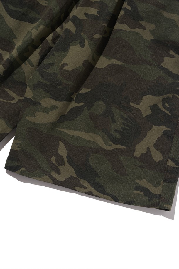 차콜 블랙 색상의 CAMO PATTERN BIO BERMUDA PANTS는 남성을 위한 카고 스타일의 버뮤다 팬츠입니다. 면 소재로 제작되었으며, 카모 패턴과 와이드핏 디자인이 특징이며, 바이오 워싱 가공을 거쳐 하드한 촉감을 제공합니다. 밴딩 처리되어 편안한 착용감을 선사하며, 봄, 여름 시즌 일상에서의 포인트 코디에 적합합니다.
