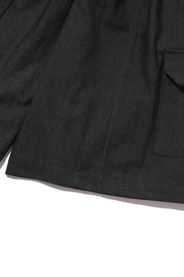 논페이드 소재로 제작된 블랙 컬러의 NONFADE CARGO BERMUDA PANTS는 남녀 모두 편안하게 착용 가능한 레귤러핏 카고 반바지입니다. 신축성 있는 허리 밴드와 카고 포켓 디테일이 돋보이며, 면과 폴리에스테르 혼방 소재로 봄, 여름철 일상에서 캐주얼하고 스트릿한 스타일을 연출하기에 좋습니다. 무지 패턴으로 다양한 상의와 매치하기 용이합니다.
