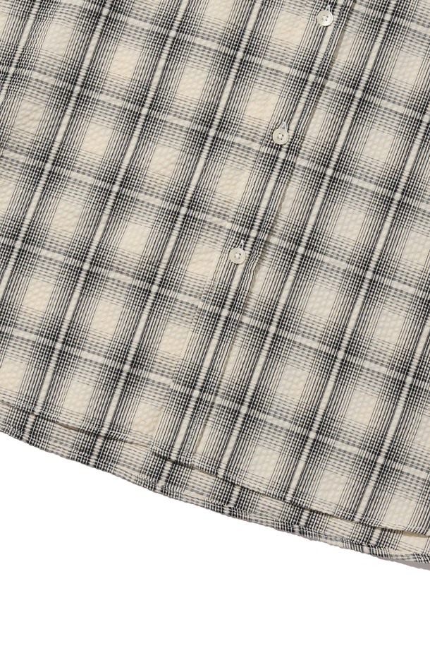 CREEZ 루즈핏 체크 셔츠는 화이트 색상의 남녀 공용 셔츠로, 베이직하면서도 캐주얼한 스타일을 연출합니다. 면과 폴리에스테르 혼방 소재로 제작되었으며, 사계절 내내 편안하게 착용할 수 있는 루즈핏 디자인이 특징입니다. 트렌디한 체크 패턴이 돋보이는 긴소매 셔츠로, 데일리룩에 활용하기 좋은 베스트셀러 아이템입니다.
