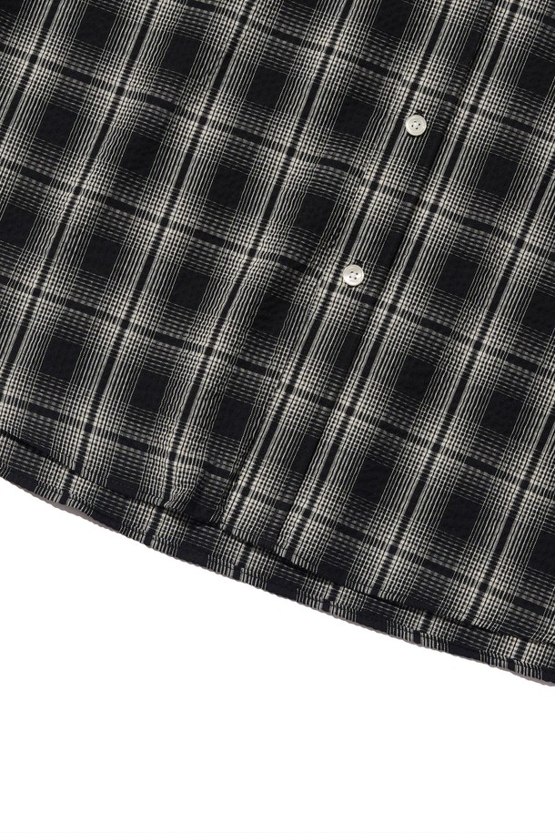 CREEZ 루즈핏 체크 셔츠는 블랙 컬러의 면, 폴리에스테르 혼방 소재로 제작되어 사계절 내내 편안하게 착용 가능합니다. 누구나 쉽게 소화할 수 있는 스탠다드 실루엣과 루즈핏 디자인이 특징이며, 캐주얼하고 베이직한 스타일을 연출하기에 용이합니다. 차이나 칼라와 긴소매 디자인으로 포인트를 더했으며, 베스트셀러 체크 셔츠 라인업의 제품입니다.
