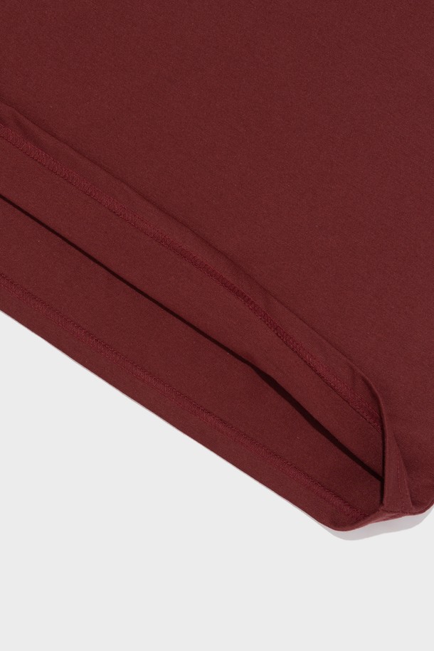 사운드 오브 반팔티 (와인)는 면과 폴리에스테르 혼방의 20수 원단으로 제작되어 부드러운 촉감을 선사하며, 봄과 여름에 가볍게 착용하기 좋습니다. 캐주얼하고 베이직한 스타일의 레귤러핏 반팔 티셔츠로, 변형을 최소화하는 이중 가공 처리를 거쳤습니다. 와인 컬러 바탕에 모노그래픽 로고와 레트로 오브젝트 디자인으로 포인트를 더해 일상에서 개성 있는 스타일을 연출할 수 있습니다.
