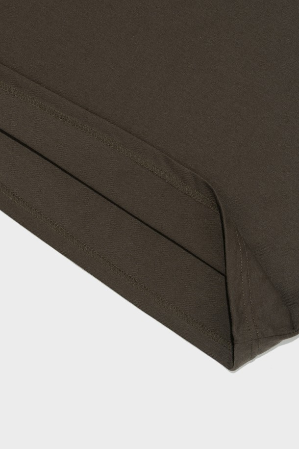 사운드 오브 반팔티 (카키)는 면 35%, 폴리에스테르 65% 혼방 소재로 제작되어 부드러운 촉감과 편안한 착용감을 제공합니다. 베이직하고 캐주얼한 스타일의 레귤러핏 반팔 티셔츠로, 봄, 여름 시즌에 활용하기 좋으며 라운드넥 디자인과 카키 컬러가 특징입니다. 변형 방지 가공 처리 및 이중 가공으로 제작되어 관리가 용이하며 장기간 착용할 수 있습니다.
