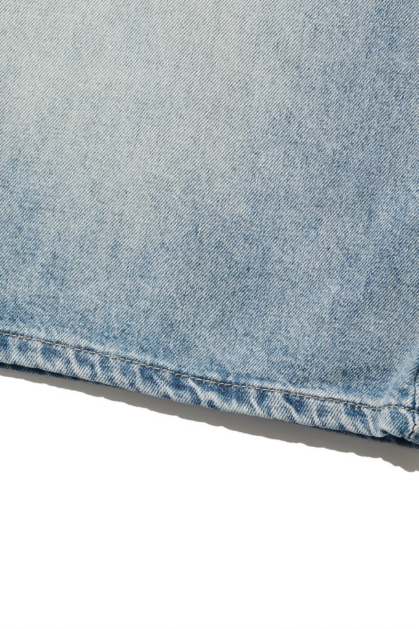 무릎 아래까지 내려오는 기장감의 BERMUDA DENIM PANTS (LIGHT BLUE)는 브러쉬 워싱으로 포인트를 준 와이드핏 데님 반바지입니다. 일상 및 스트릿 스타일 모두 소화 가능하며, 봄, 여름 시즌에 시원하게 착용하기 좋습니다. 깔끔한 베이직 스타일로 다양한 상의와 매치하여 폭넓은 스타일 연출이 가능합니다.
