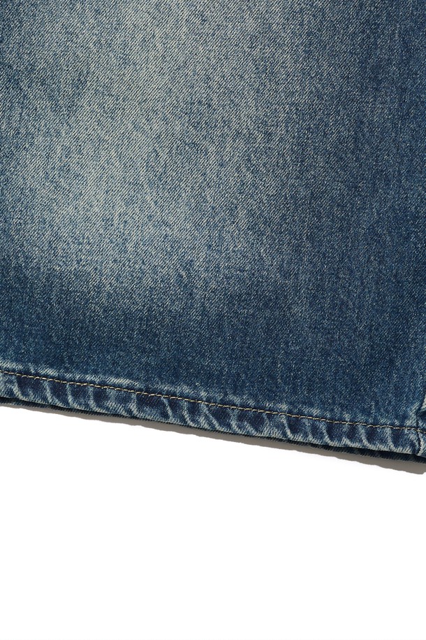 "BERMUDA DENIM PANTS (BLUE)"는 남성용으로, 봄, 여름 시즌에 어울리는 와이드 핏의 버뮤다 데님 팬츠입니다. 브러쉬 워싱 디테일이 돋보이는 라이트 블루, 블루, 블랙 세 가지 컬러로 출시되었으며, 트렌디한 스트릿 스타일과 깔끔한 베이직 스타일을 모두 소화할 수 있습니다. 데님 소재 특유의 편안함과 벌룬핏 디자인으로 활동성을 높였으며, 일상에서 멋스럽게 연출하기 좋습니다.
